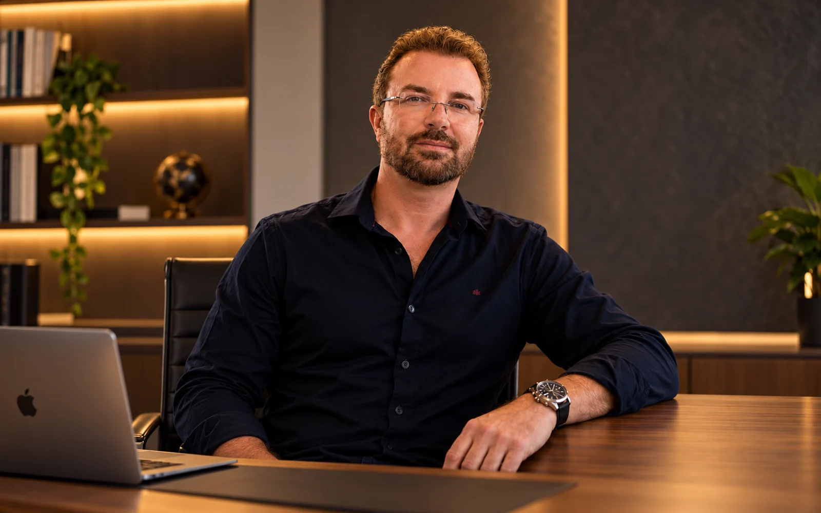 Luiz Freitas, autor de Arquitetura das Decisões, sentado à mesa de trabalho.